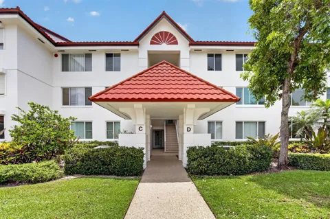 104 HALF MOON CIRCLE #D2