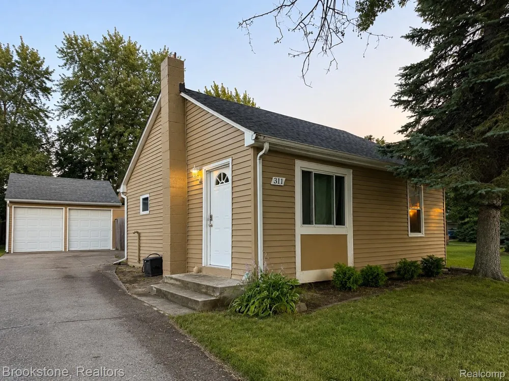311 W Grand Traverse Street Commerce Charter Township, MI 48382