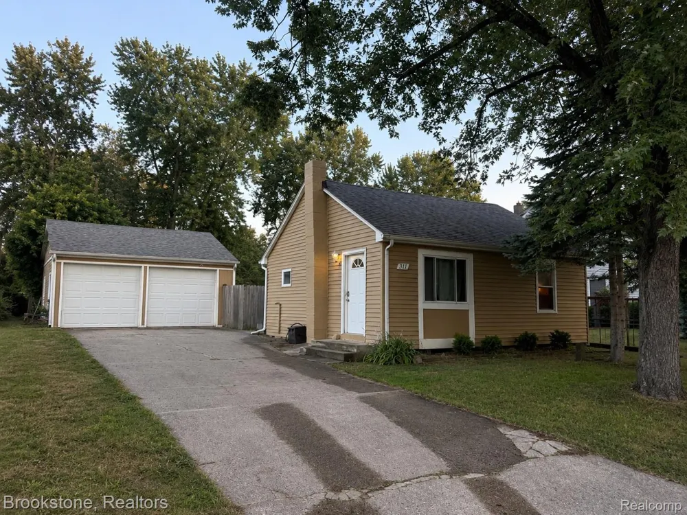 311 W Grand Traverse Street Commerce Charter Township, MI 48382
