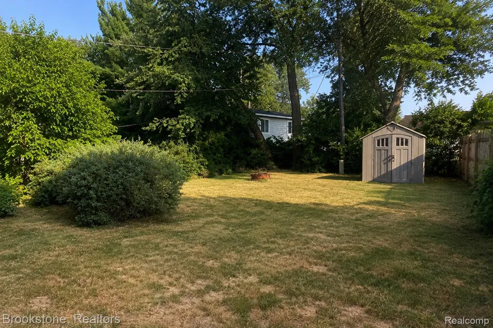 311 W Grand Traverse Street Commerce Charter Township, MI 48382