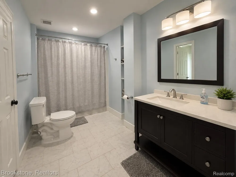311 W Grand Traverse Street Commerce Charter Township, MI 48382