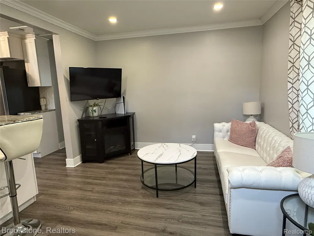 311 W Grand Traverse Street Commerce Charter Township, MI 48382