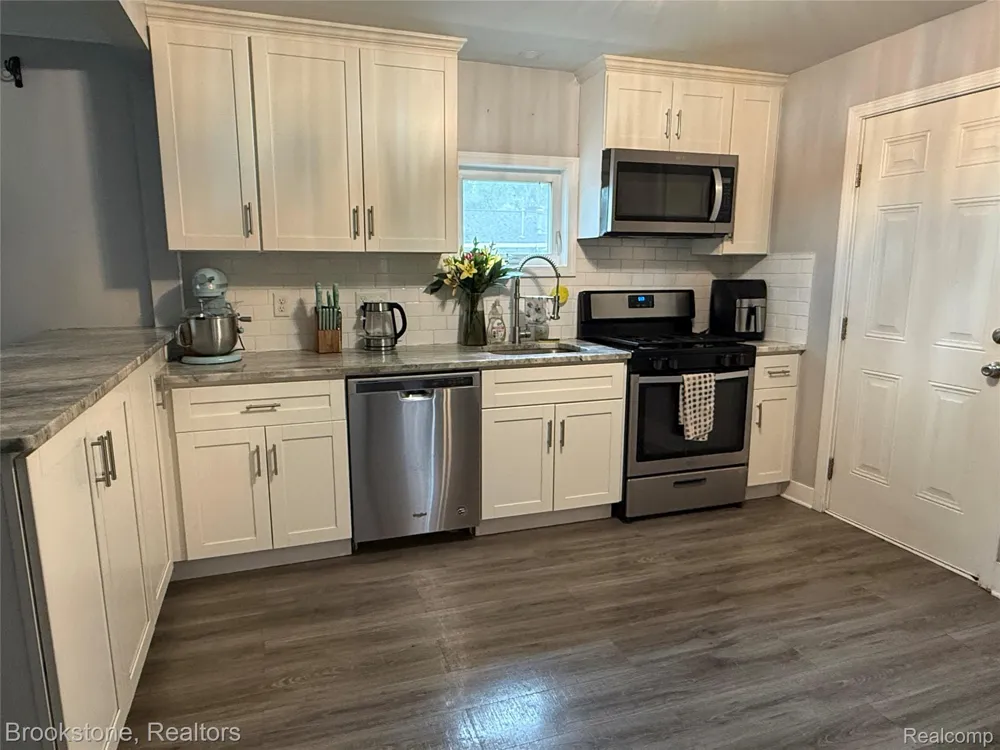 311 W Grand Traverse Street Commerce Charter Township, MI 48382