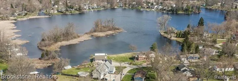 311 W Grand Traverse Street Commerce Charter Township, MI 48382