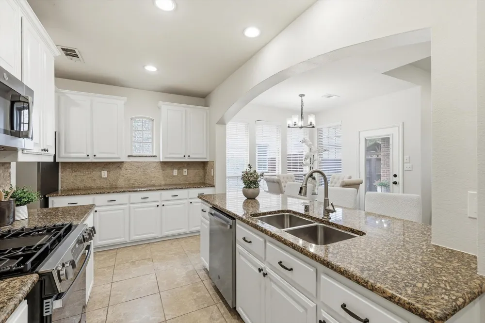 1336 Burnett Drive Lantana, TX 76226