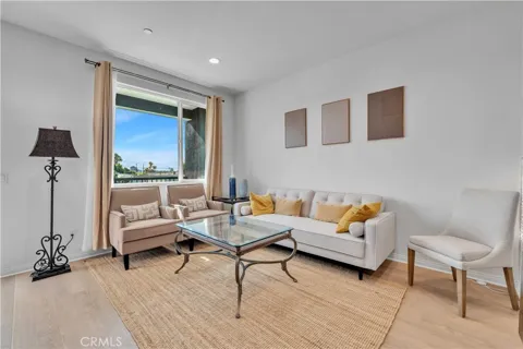 527 W Victor Ave