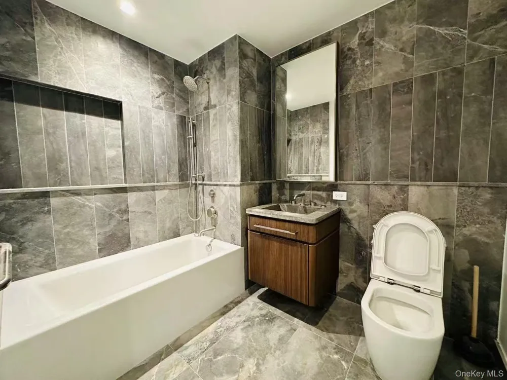 208 Delancey Street #10E New York (Manhattan), NY 10002