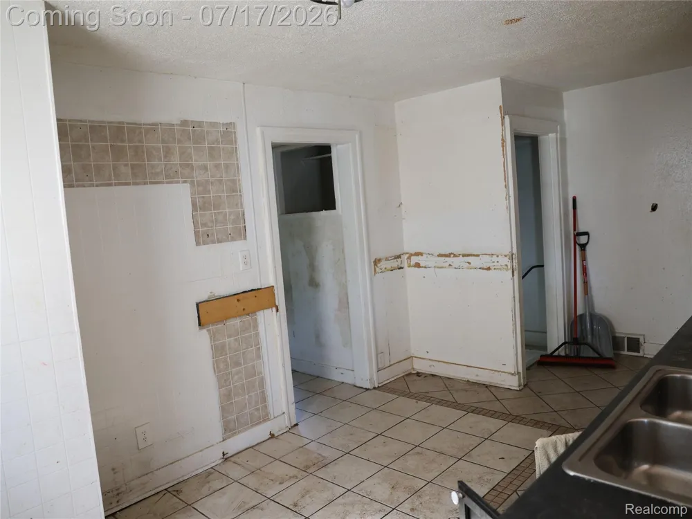 25920 Colgate Street Inkster City, MI 48141