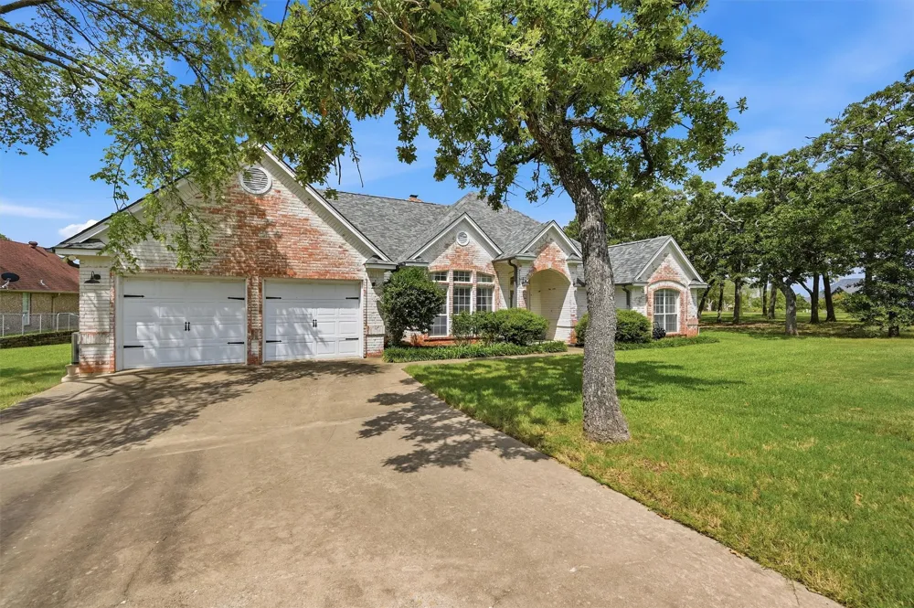 102 Mohawk Cove Lake Kiowa, TX 76240