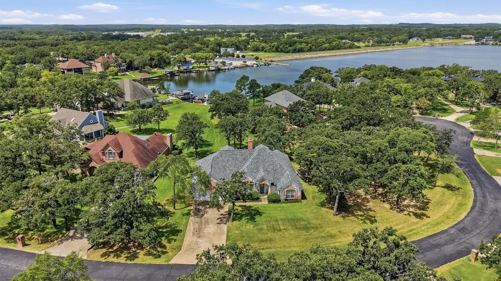 102 Mohawk Cove Lake Kiowa, TX 76240