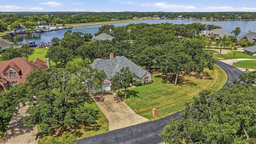 102 Mohawk Cove Lake Kiowa, TX 76240