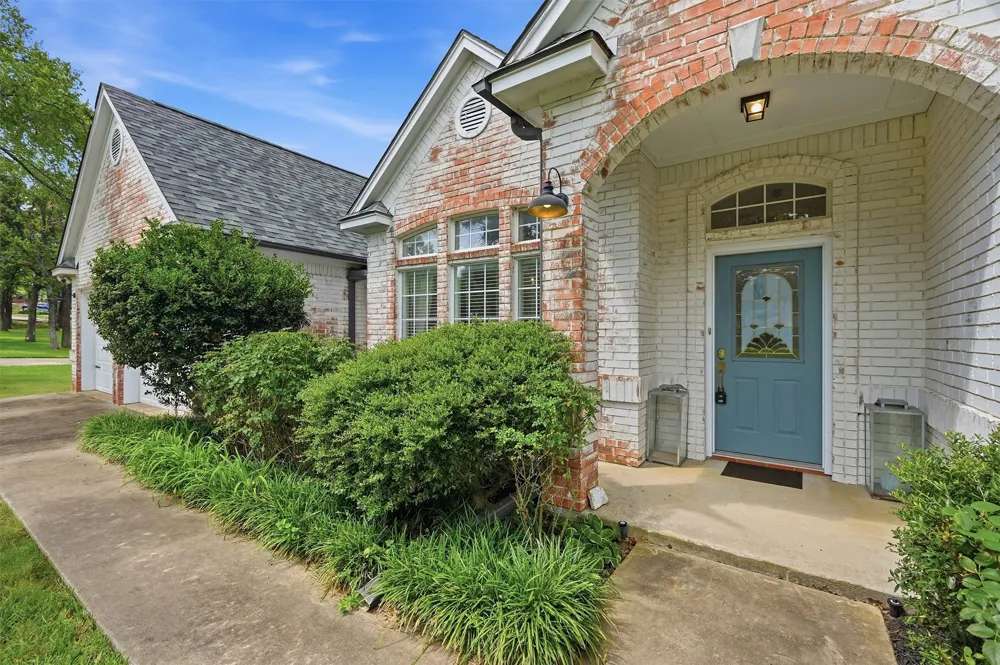 102 Mohawk Cove Lake Kiowa, TX 76240