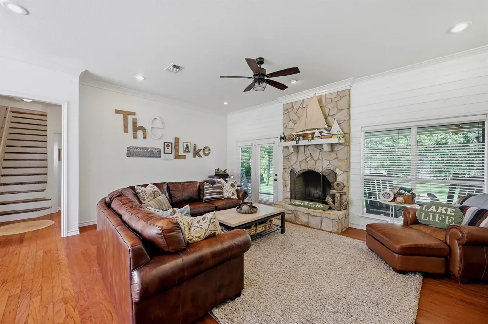 102 Mohawk Cove Lake Kiowa, TX 76240