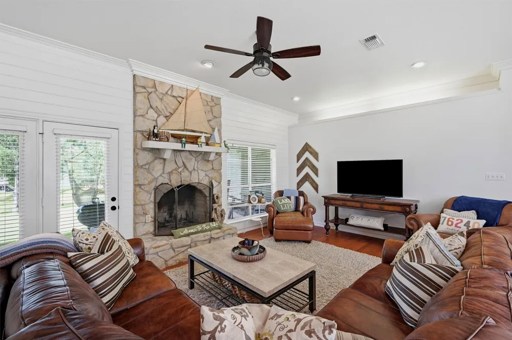 102 Mohawk Cove Lake Kiowa, TX 76240