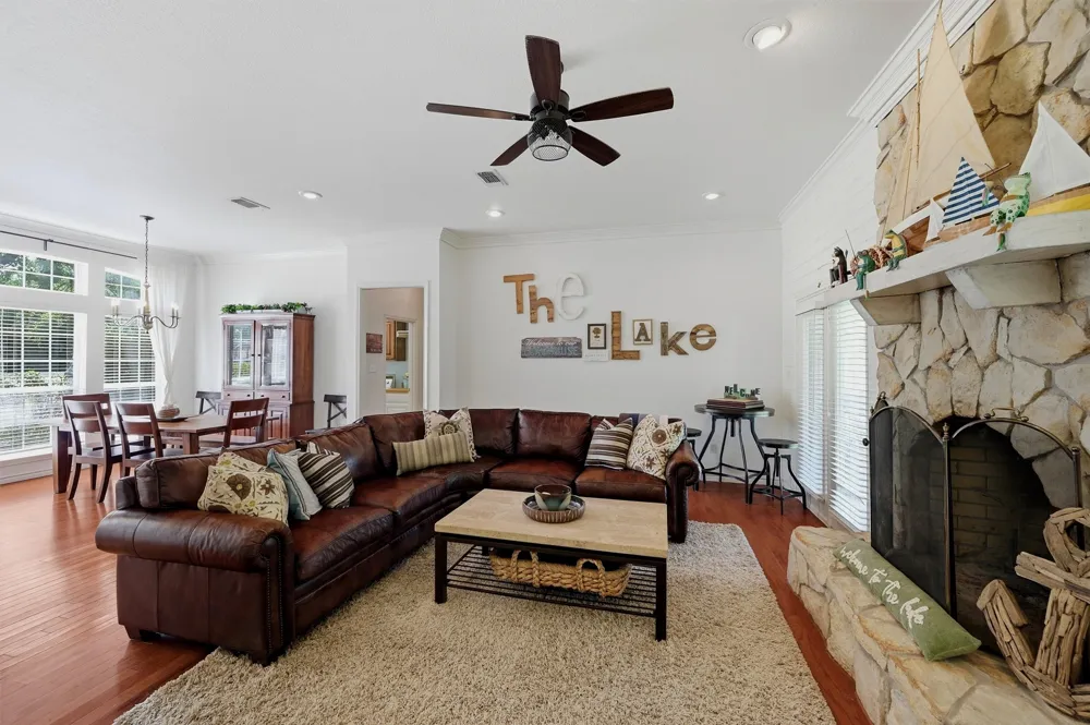 102 Mohawk Cove Lake Kiowa, TX 76240