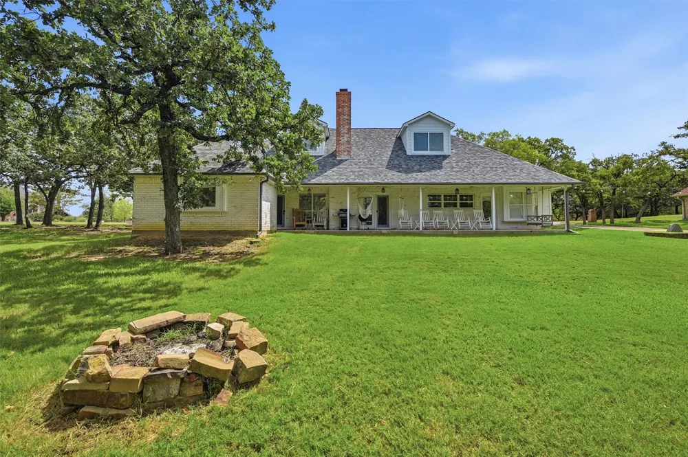 102 Mohawk Cove Lake Kiowa, TX 76240