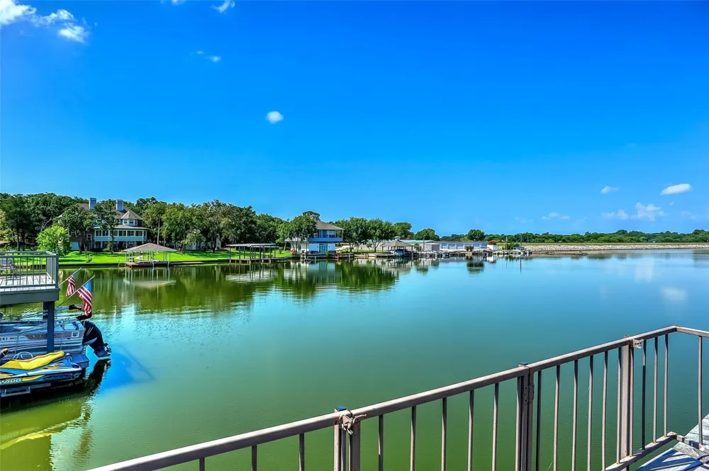 102 Mohawk Cove Lake Kiowa, TX 76240