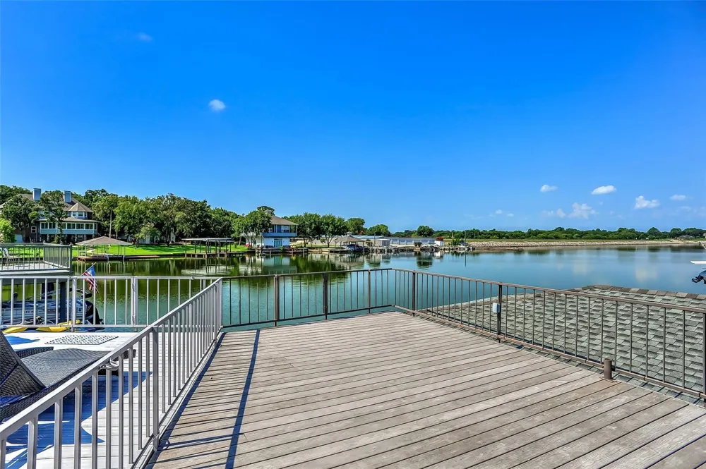 102 Mohawk Cove Lake Kiowa, TX 76240