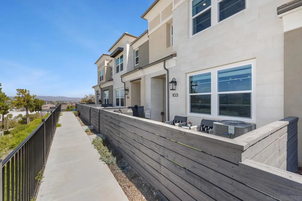1202 Sunrise View #103 San Marcos, CA 92078