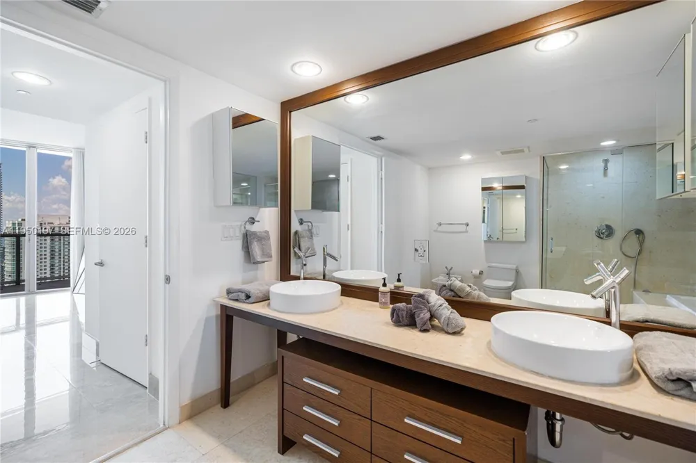 495 Brickell #5705 Miami, FL 33131