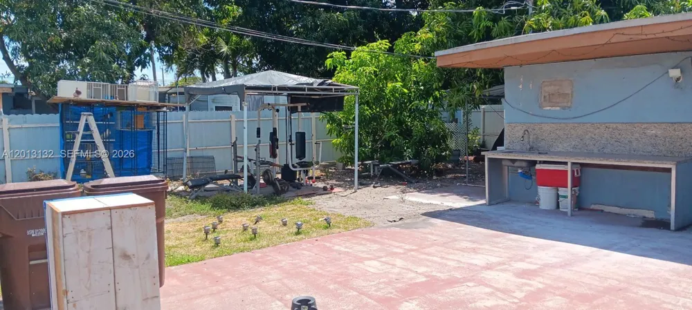 940 E 9th Pl Hialeah, FL 33010
