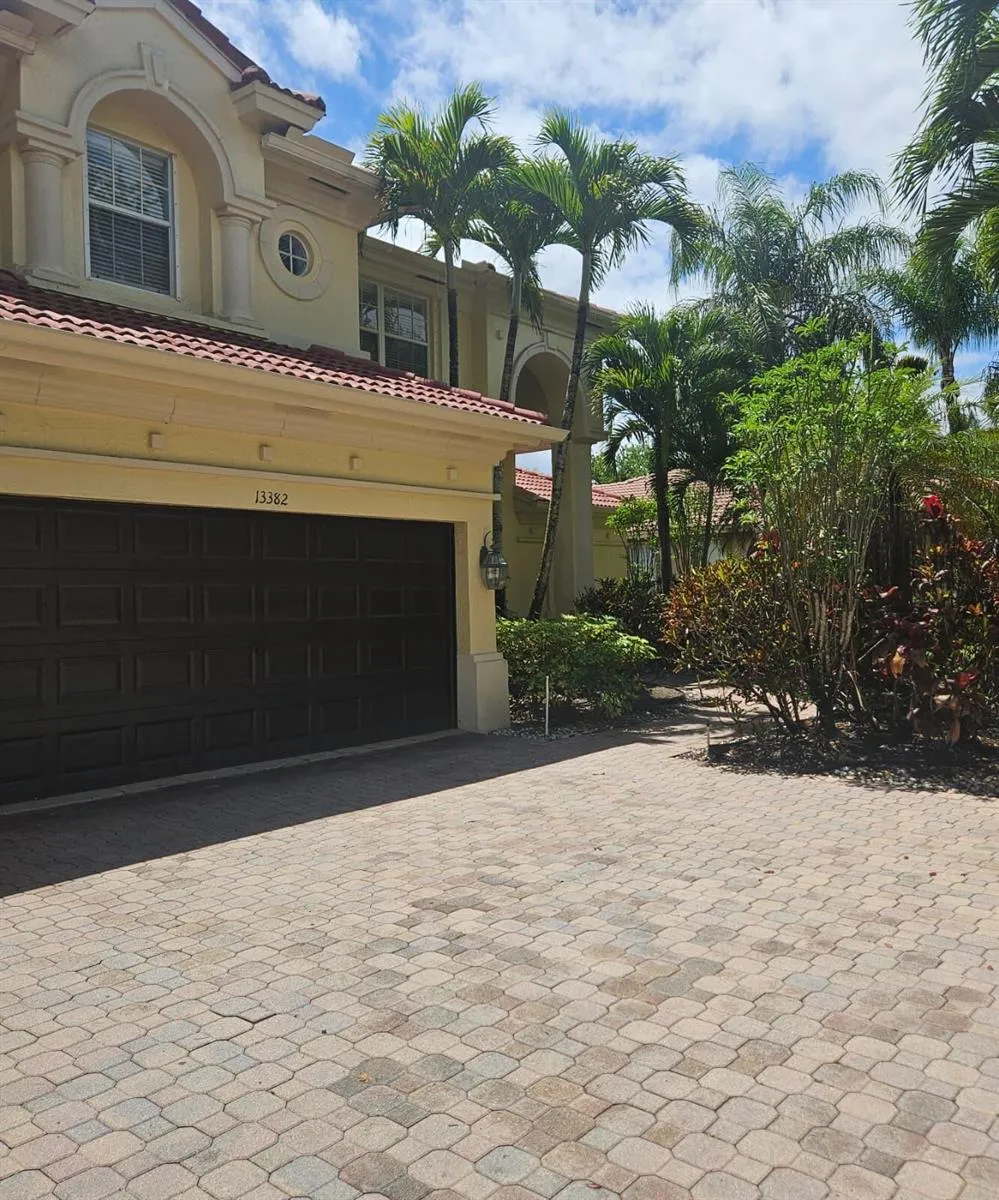 13382 Lakepointe Circle Cooper City, FL 33330