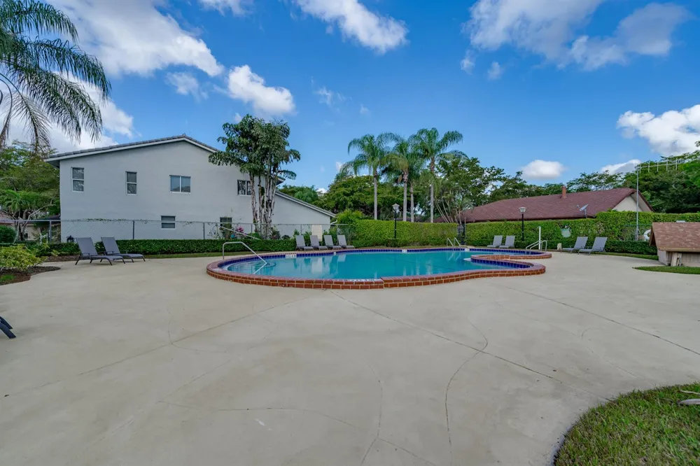 208 Wimbledon Lake Drive #208 Plantation, FL 33324