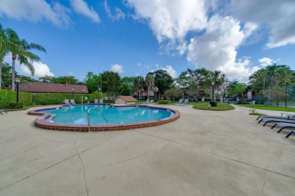 208 Wimbledon Lake Drive #208 Plantation, FL 33324