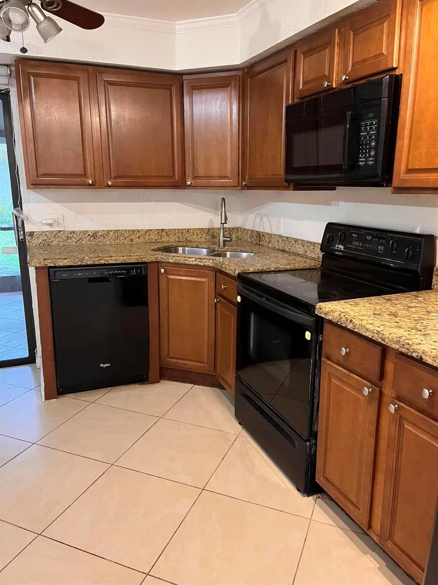 208 Wimbledon Lake Drive #208 Plantation, FL 33324