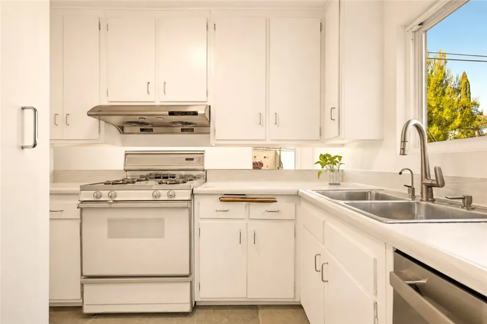 12452 Laurel Terrace Drive Studio City, CA 91604
