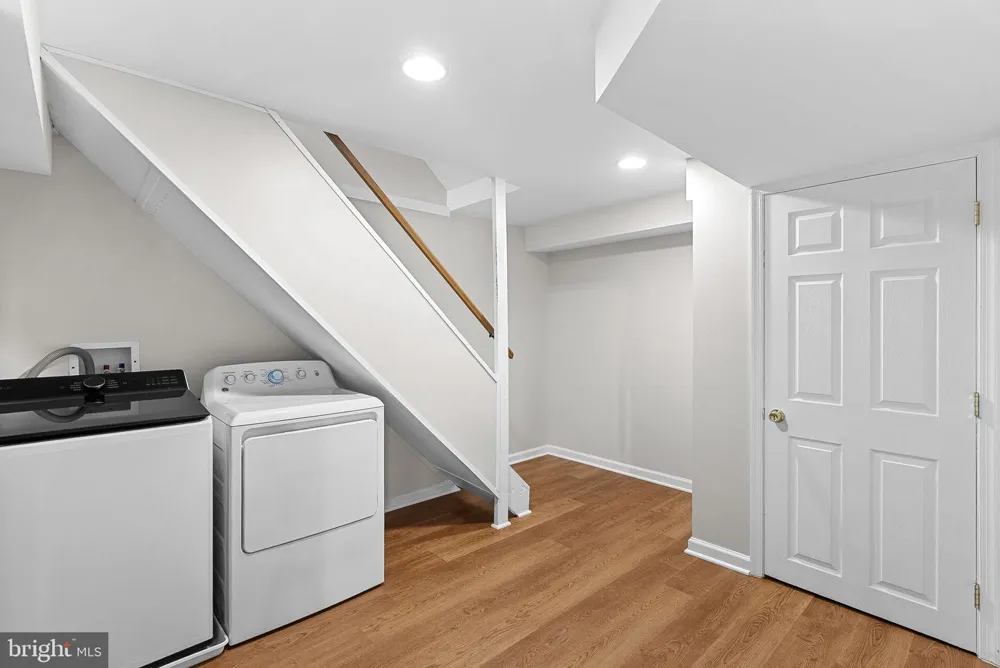 2284 DOSINIA COURT Reston, VA 20191