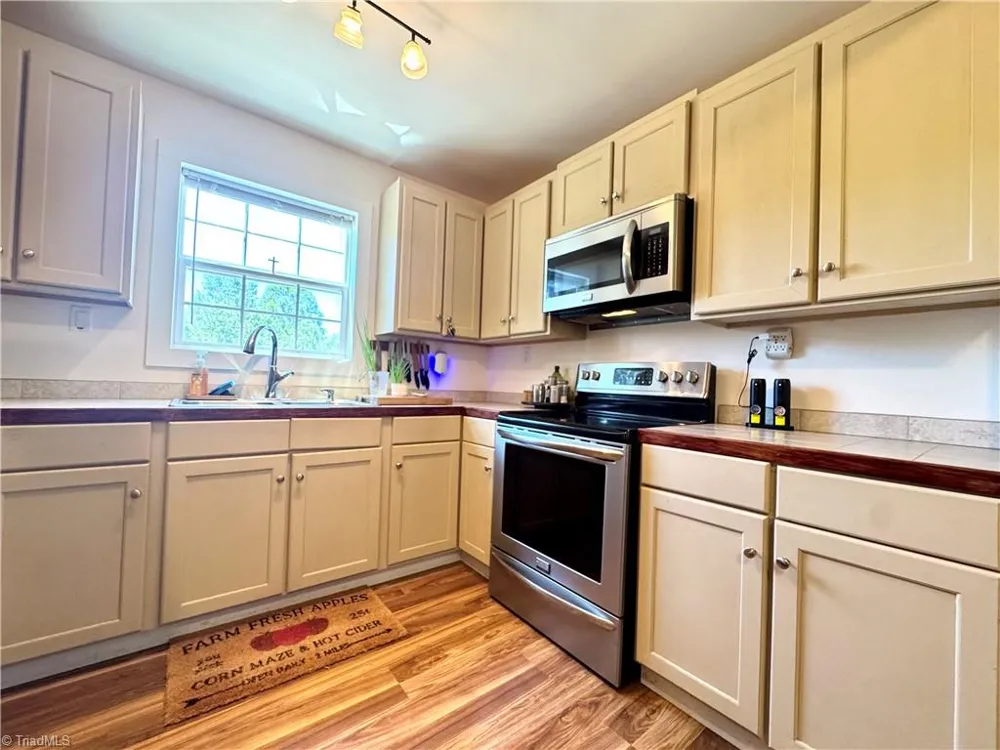 243 Hunter Ridge Lane Ararat, NC 27007