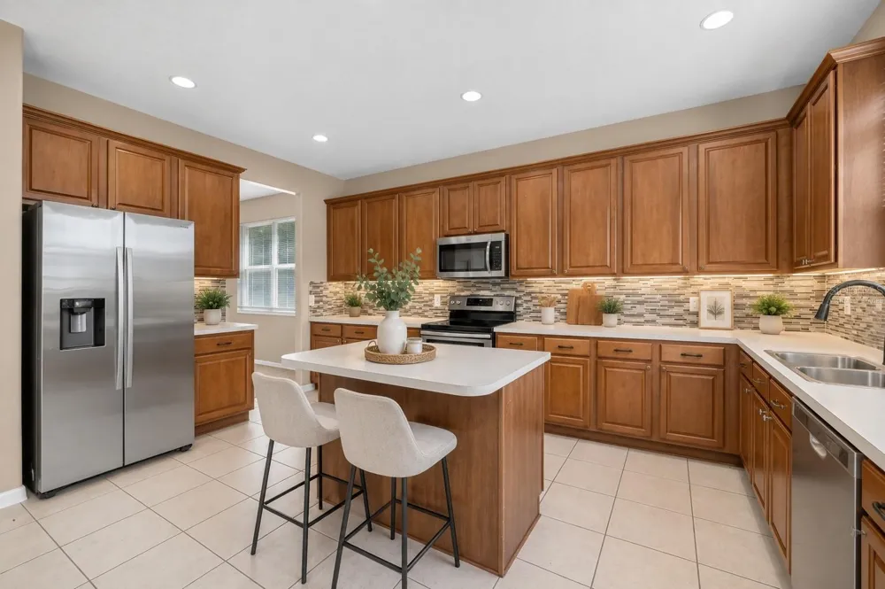 223 LARGOVISTA DR. Oakland, FL 34787