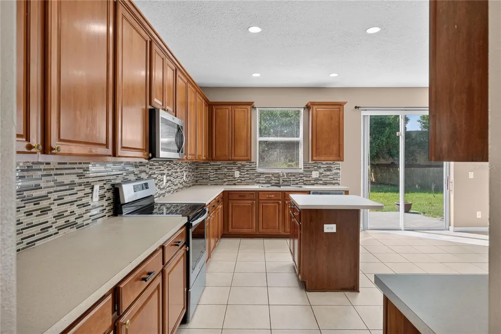 223 LARGOVISTA DR. Oakland, FL 34787