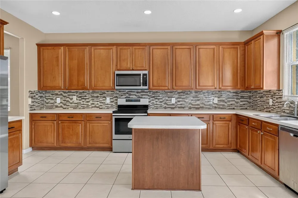 223 LARGOVISTA DR. Oakland, FL 34787