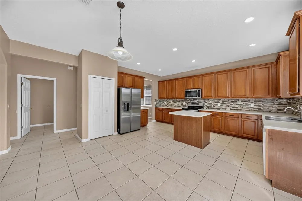 223 LARGOVISTA DR. Oakland, FL 34787
