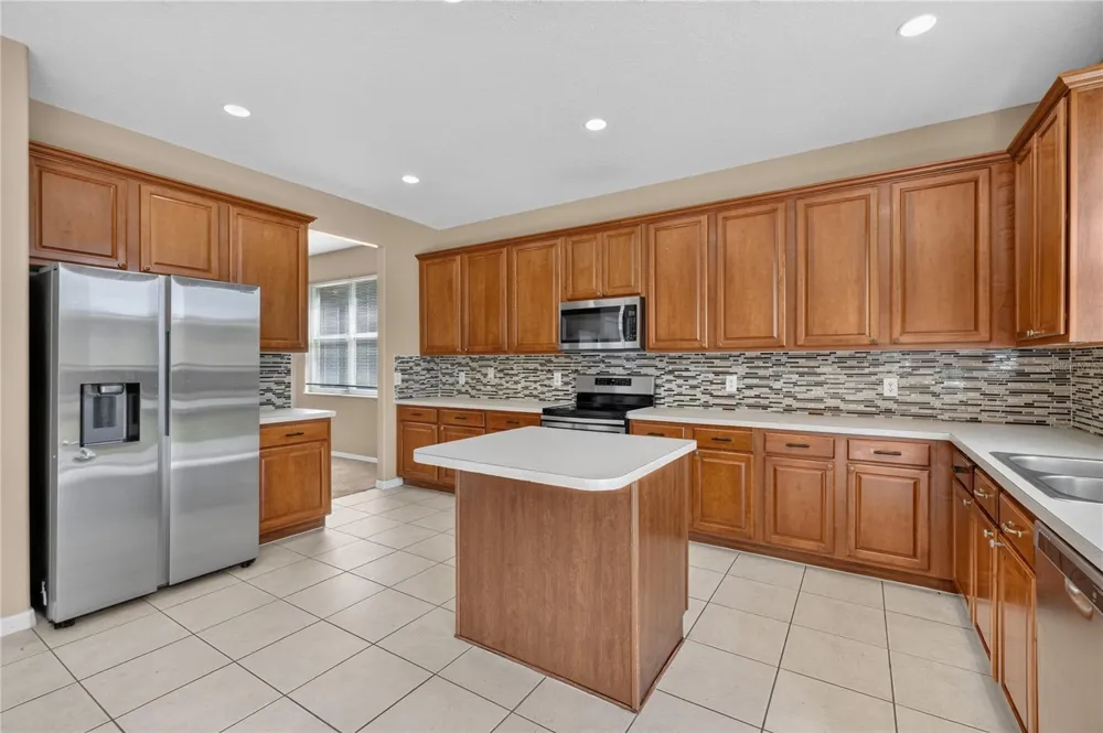223 LARGOVISTA DR. Oakland, FL 34787
