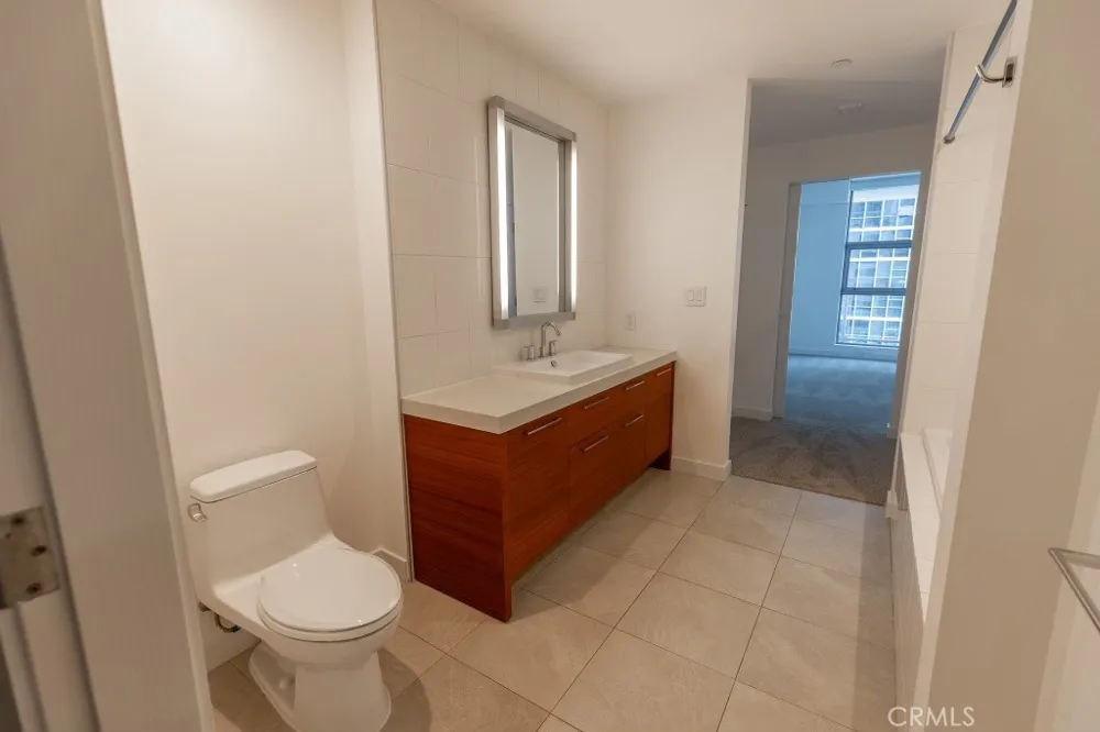 9 Macarthur #1605 Santa Ana, CA 92707