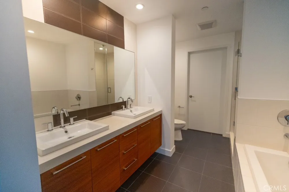 9 Macarthur #1605 Santa Ana, CA 92707