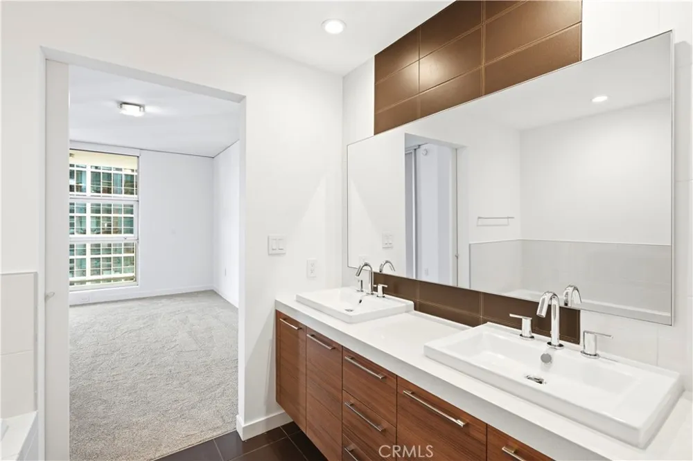 9 Macarthur #1605 Santa Ana, CA 92707
