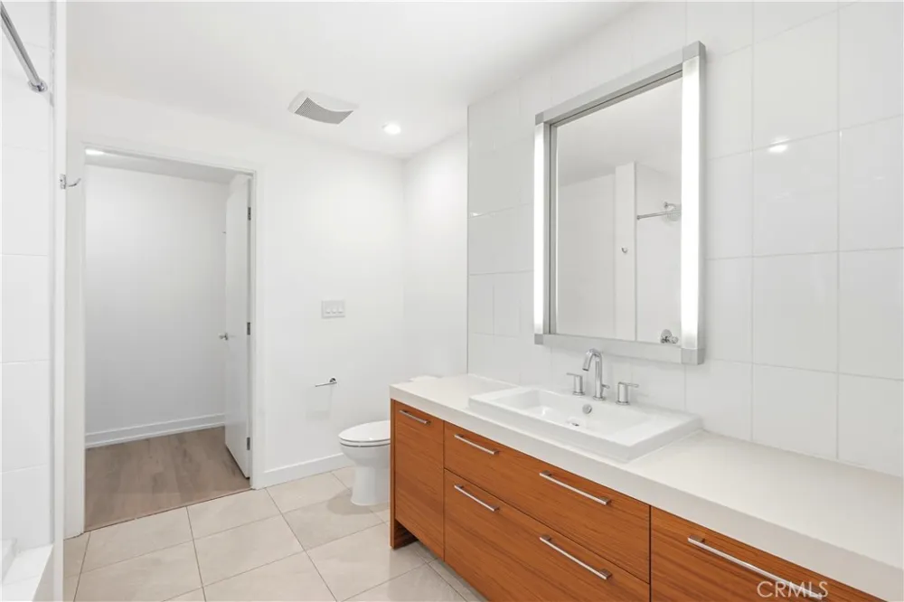 9 Macarthur #1605 Santa Ana, CA 92707