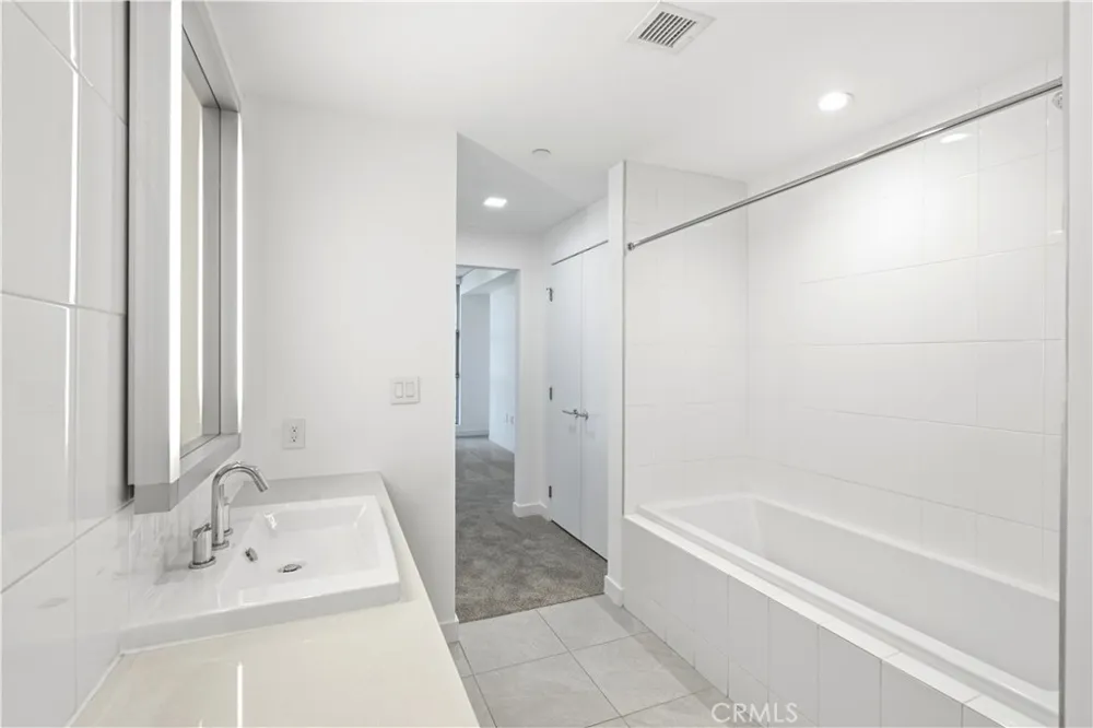9 Macarthur #1605 Santa Ana, CA 92707