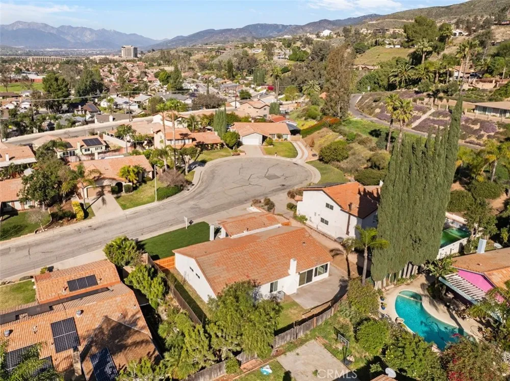 2905 Overland Court Highland, CA 92346