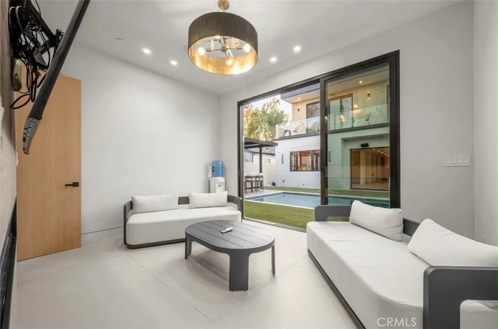 5028 Lindley Encino, CA 91316