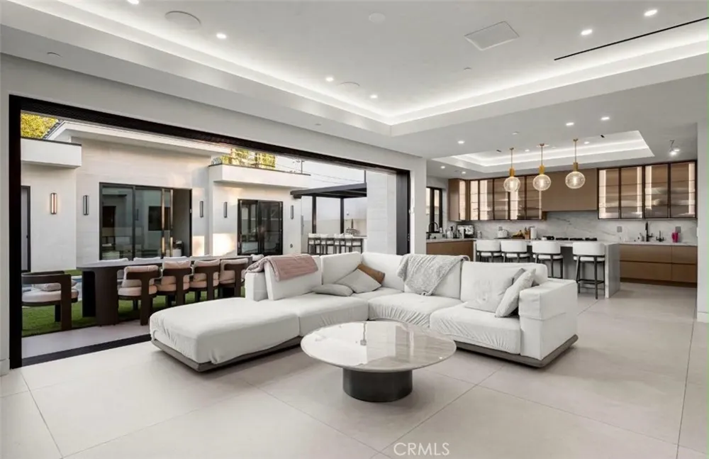5028 Lindley Encino, CA 91316