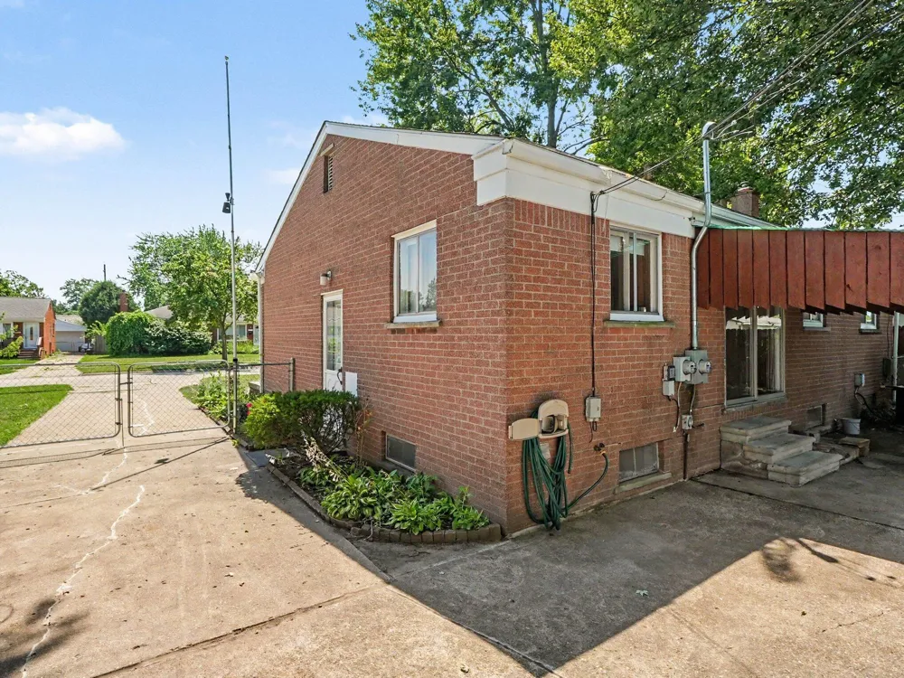 32740 Grandview Avenue Westland, MI 48186