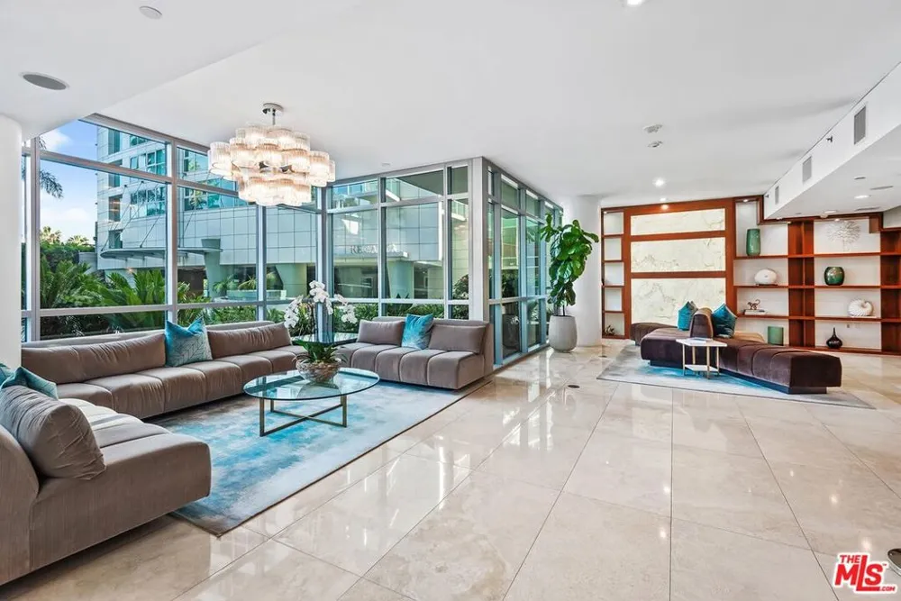 13650 Marina Pointe Drive #704 Marina del Rey, CA 90292