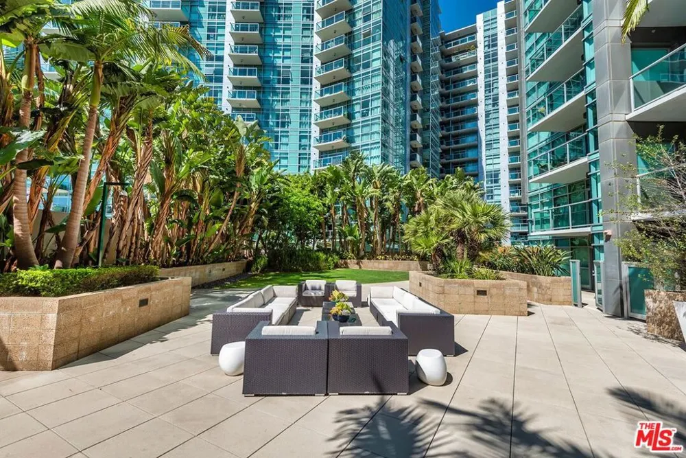 13650 Marina Pointe Drive #704 Marina del Rey, CA 90292