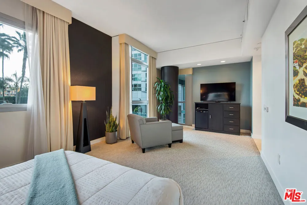 13650 Marina Pointe Drive #704 Marina del Rey, CA 90292