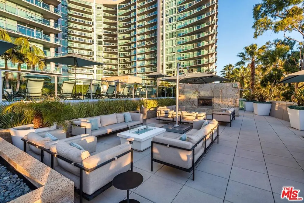13650 Marina Pointe Drive #704 Marina del Rey, CA 90292